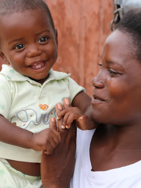 Baby Beto aus Angola ist geheilt und kann wieder vergnügt spielen