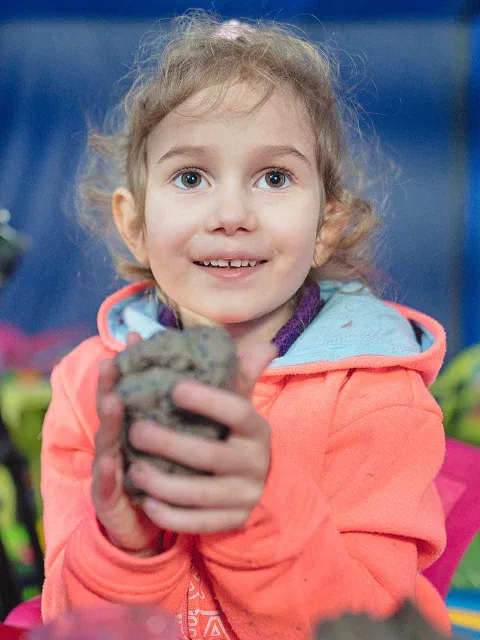 Kneten und Spielen an einem sicheren Ort hilft Kindern aus der Ukraine ihre Erlebnisse zu verarbeiten