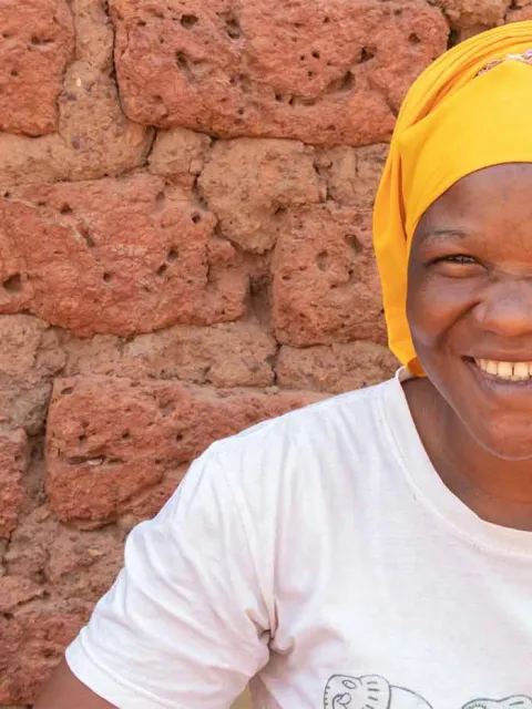 Lachende Frau in Burkina Faso