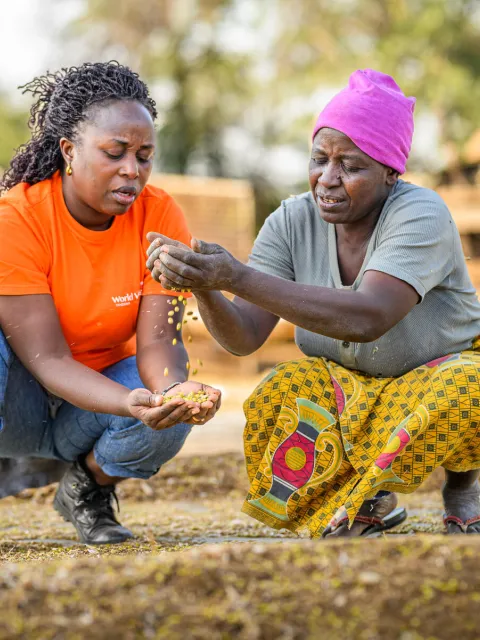 World Vision Mitarbeiterin mit einer Frau