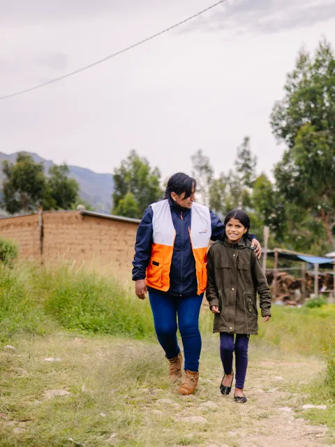 World Vision Mitarbeiterin mit Kind in Bolivien
