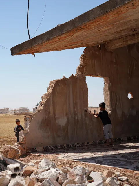Rückkehr nach Syrien: Alis Kinder spielen im zerstörten Haus