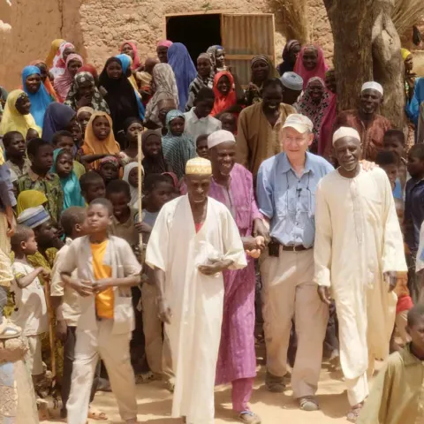 Tony Rinaudo besucht ein afrikanisches Dorf