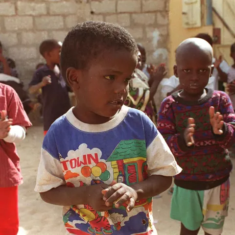 Kinder, die draußen anfangen zu spielen World Vision