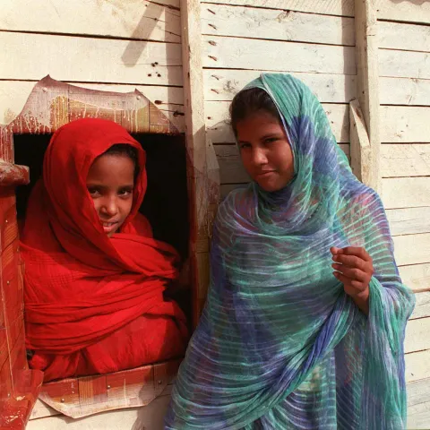 Beginn der Patenschaft in Arafat, Mauretanien" - Ein Mädchen schaut aus dem Fenster, um mit ihrer Freundin zu sprechen.  World Vision
