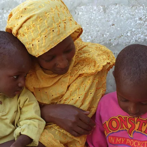 Beginn der Patenschaft in Arafat, Mauretanien. Eine Frau spricht mit zwei kleinen Jungen. World Vision
