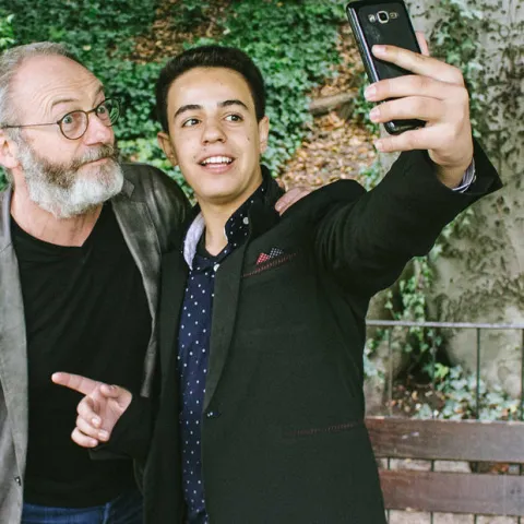 Liam Cunningham trifft Flüchtling