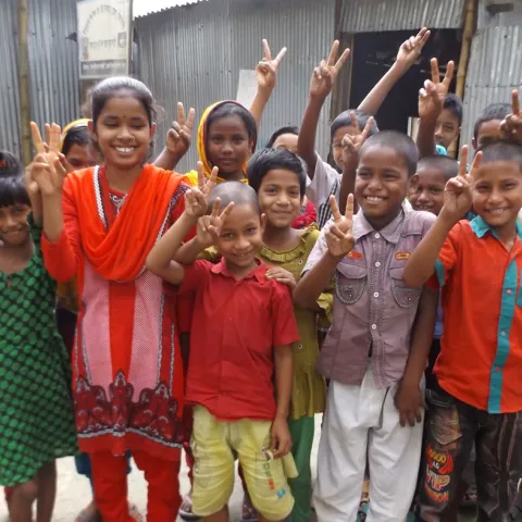 Jesmin aus Bangladesch mit Freunden