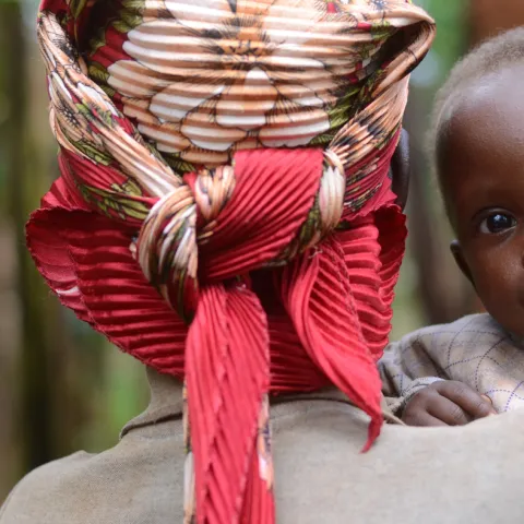 Mädchen auf dem Arm seiner Mutter in Burundi