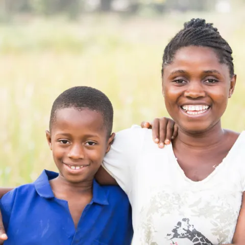 Patenkind Moinina mit seiner Mutter in Sierra Leone