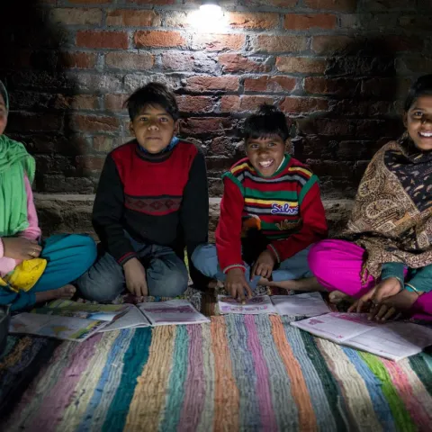 Solarlampen lassen diese Kinder in Indien länger lesen.