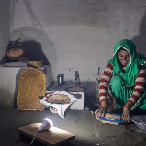 Solarlampen helfen dieser Frau, die abends noch kocht.
