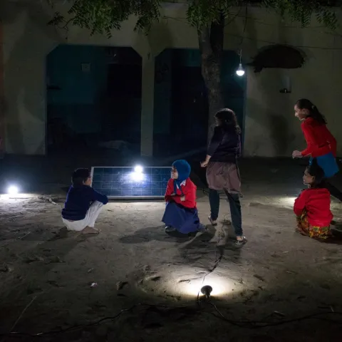 Solarlampen lassen diese Mädchen abends noch draußen spielen.