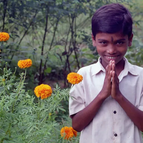 Grüßendes Kind in Indien