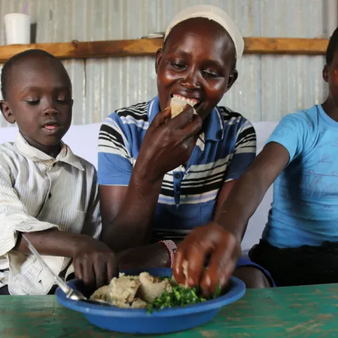 Familie in Kenia bei einer Mahlzeit