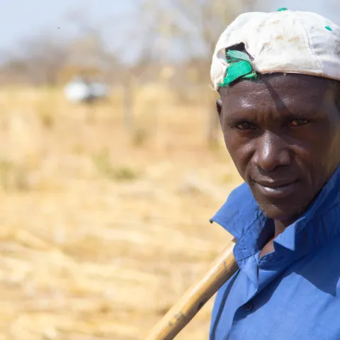 Bauer Sidi aus Mali vor seinem Land