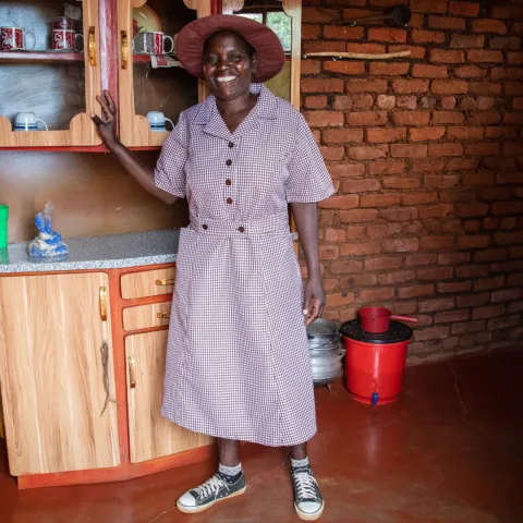 Gertrude aus Simbabwe mit ihrem neuen Küchenschrank