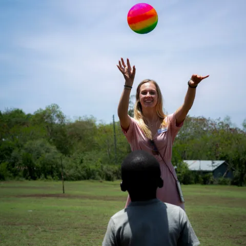 Jana spielt Ball