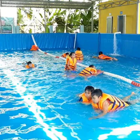 Kinder im Schwimkurs