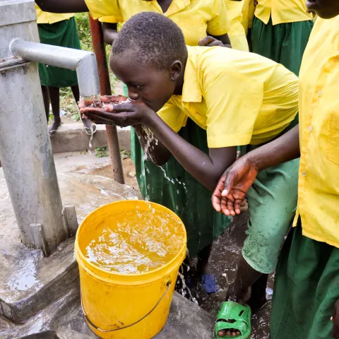 Kinder sauberes Wasser Kolowa Kenia World Vision