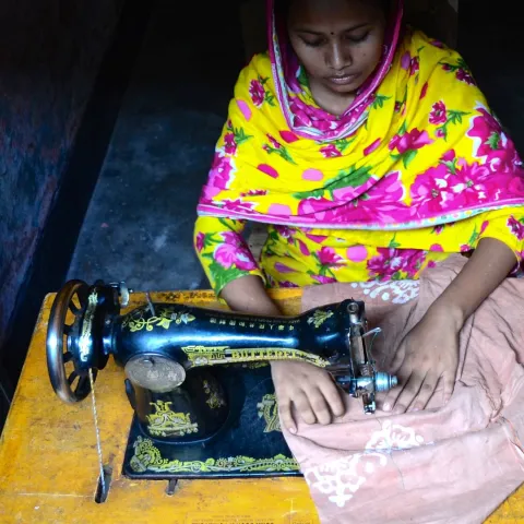 Kinderarbeiterin Nasrin aus Bangladesch an der Nähmaschine.