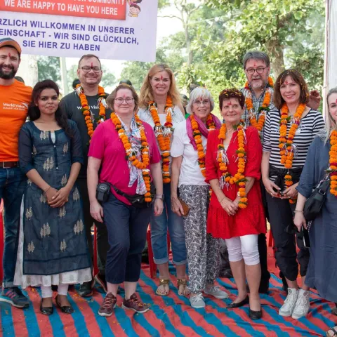 Anna mit der Patengruppe in Indien