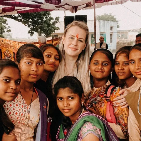 Anna mit Jugendlichen in Indien.