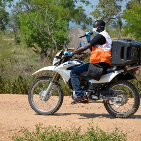 Godfrey von World Vision ist mit dem Motorrad unterwegs