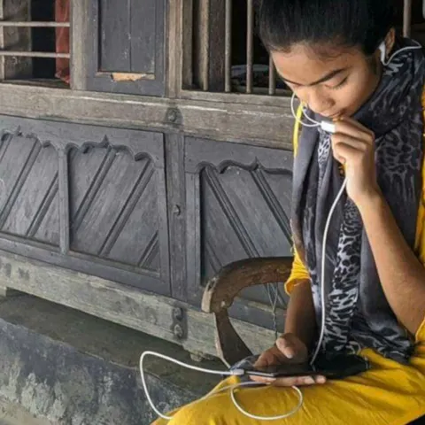Farzana (15) aus Bangladesch hilft anderen Kindern in Corona-Zeiten per Smartphone.