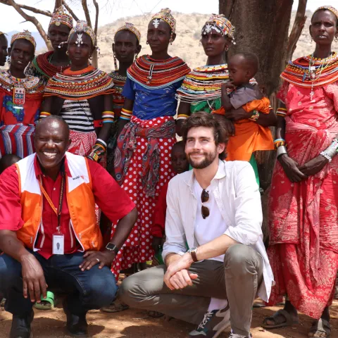 Musiker Alvaro Soler zu Besuch bei einem World Vision-Projekt in Kenia