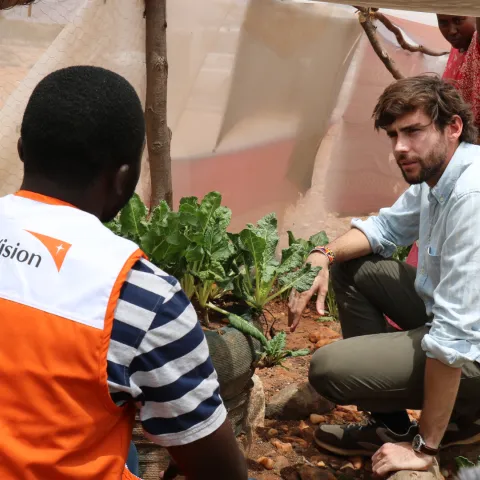 World Vision-Mitarbeiter Alex erklärt den Gemüseanbau vor Ort
