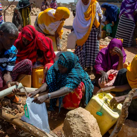 Frauen in Somalia erhalten Wasser durch Nothilfe von World Vision