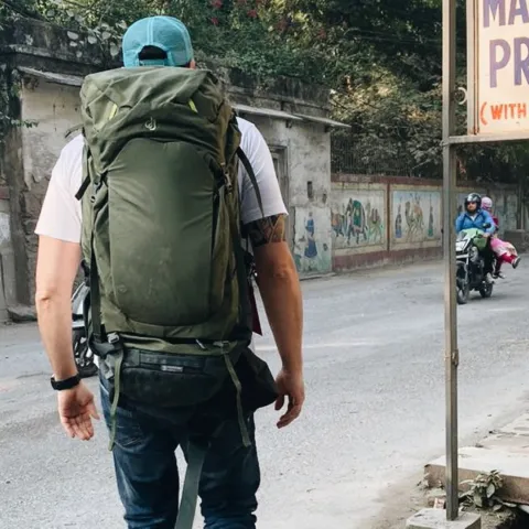 Paul mit Rucksack in Indien