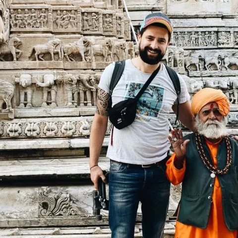 Paul mit einem Tempelwächter in Indien