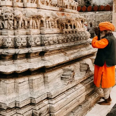 Tempelwächter in Indien im Gebet