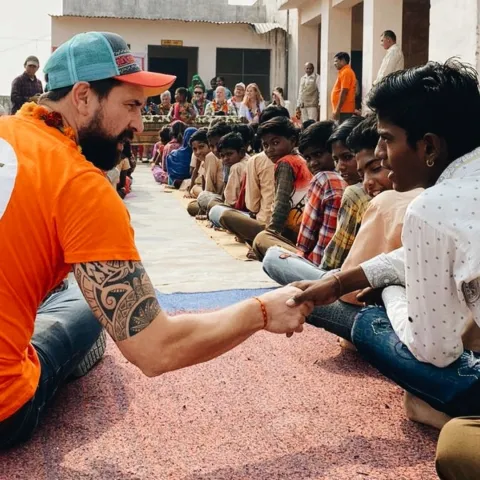 Paul begrüßt Schulkinder in Indien