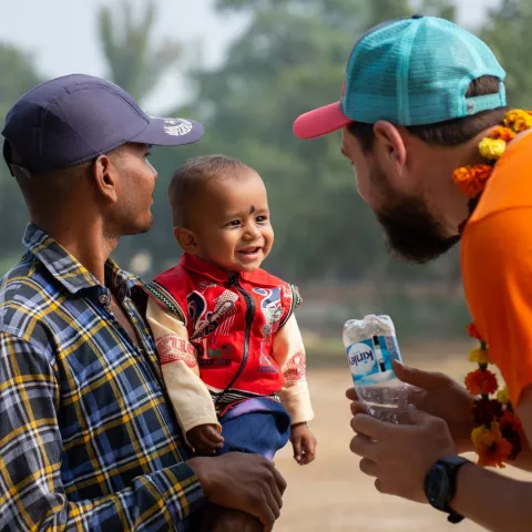 Paul und ein Kind mit seinem Vater in Indien