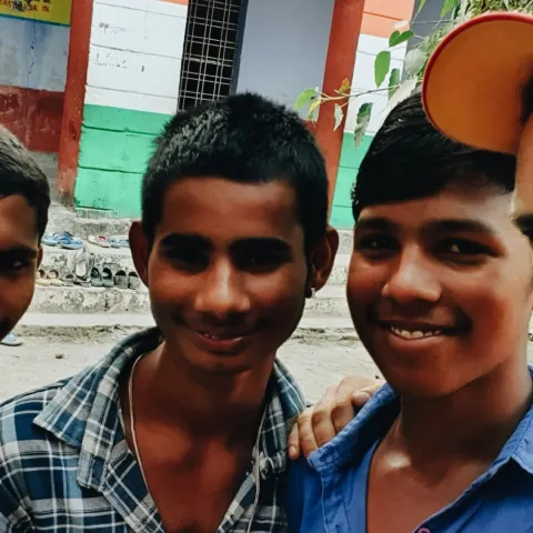 Paul mit Jugendlichen in Indien