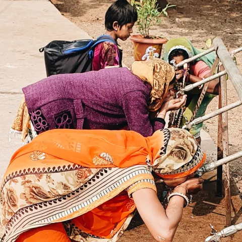 Frauen trinken sauberes Wasser in Indien