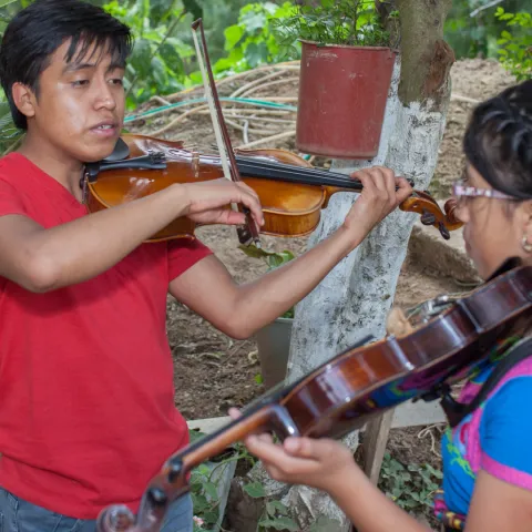 Gustavo aus Guatemala übt mit einer Schülerin