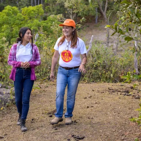 Patenkind Nahomy aus Honduras unterhält sich mit World Vision-Mitarbeiterin Elda