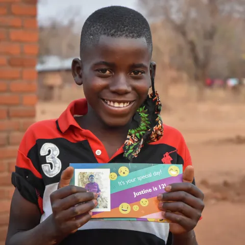 Patenkind Justine aus Sambia mit seiner Geburtstagskarte