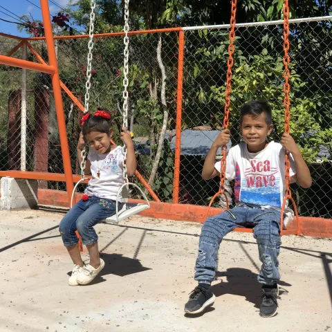 Kinder auf einer Schaukel 