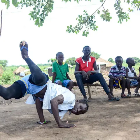 Breakdance Workshop für Jugendliche im Flüchtlingscamp