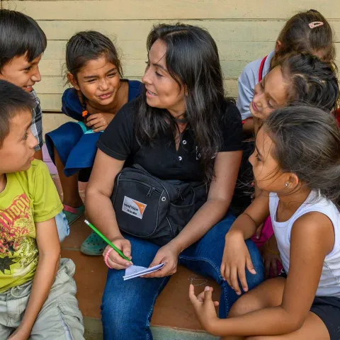 Mayerly Sánchez Clavijo im Gespräch mit geflüchteten Kindern aus Venezuela
