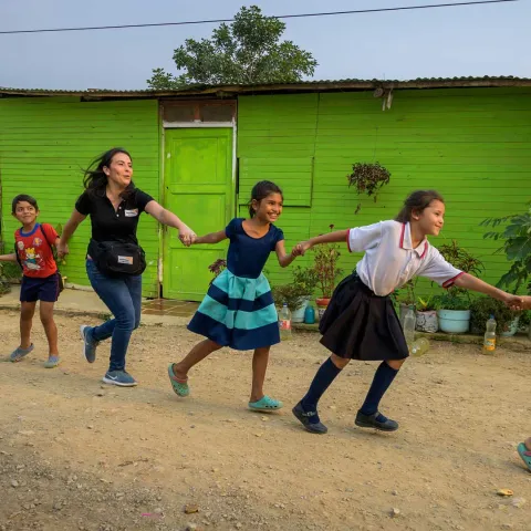 Mayerly Sánchez im Spiel mit geflüchteten Kindern in Kolumbien. 