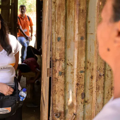 World Vision-Mitarbeiterin in Kolumbien im Gespräch mit einer geflüchteten Venezolanerin. Foto: John Warren / World Vision