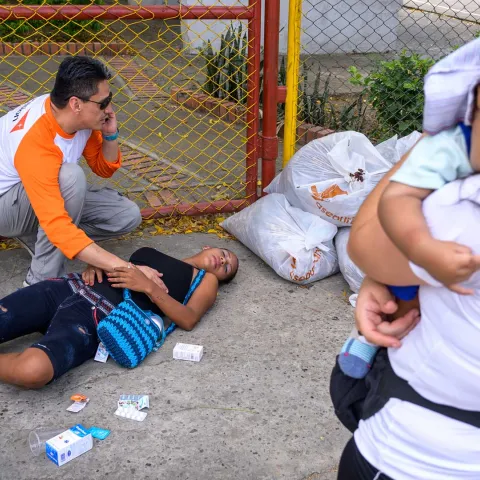 Erste Hilfe für eine bewusstlose Mutter aus Venezuela