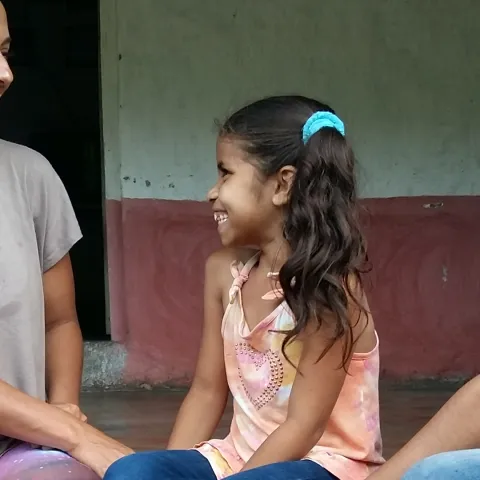 Delmi lernt mit World Vision Honduras eine andere Art der Erziehung