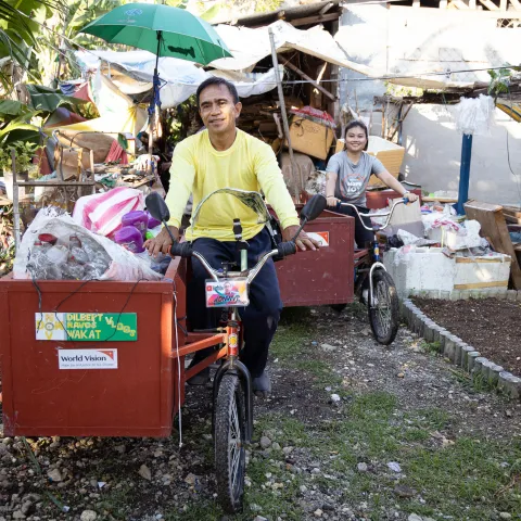 Recycling-Mitarbeiter sammeln u.a. Plastikmüll per Fahrrad in Cotabato City
